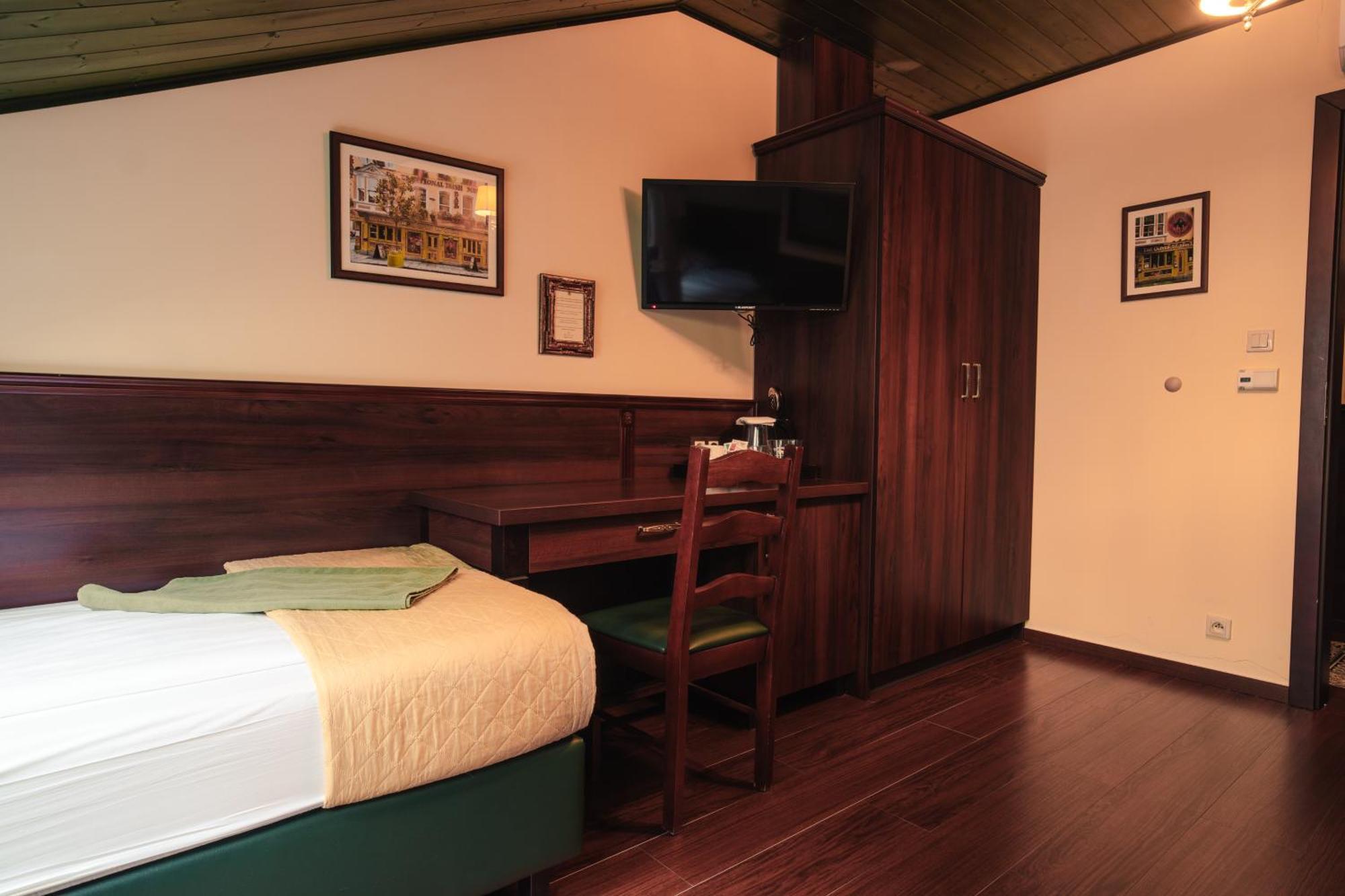 Shoemaker Irish Pub & Accommodation Kielce Exterior photo